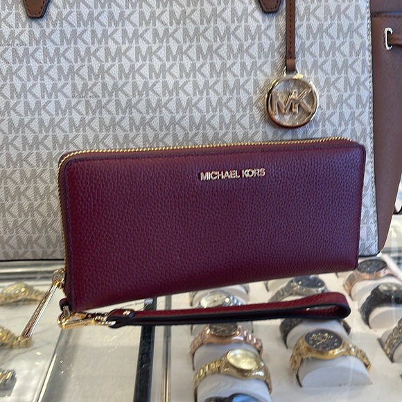 MICHAEL KORS
Leather Continental Wristlet Phone Case Wallet
Oxblood
NWT - Picture 4 of 16